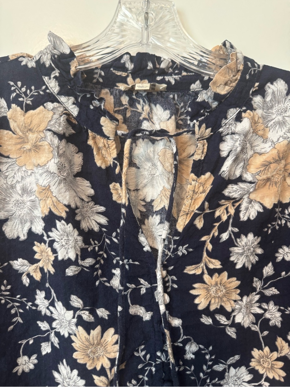 Umgee Floral Boho Peasant Blouse Navy Beige Bell Sleeve Tie Neck Size Large - Picture 7 of 7